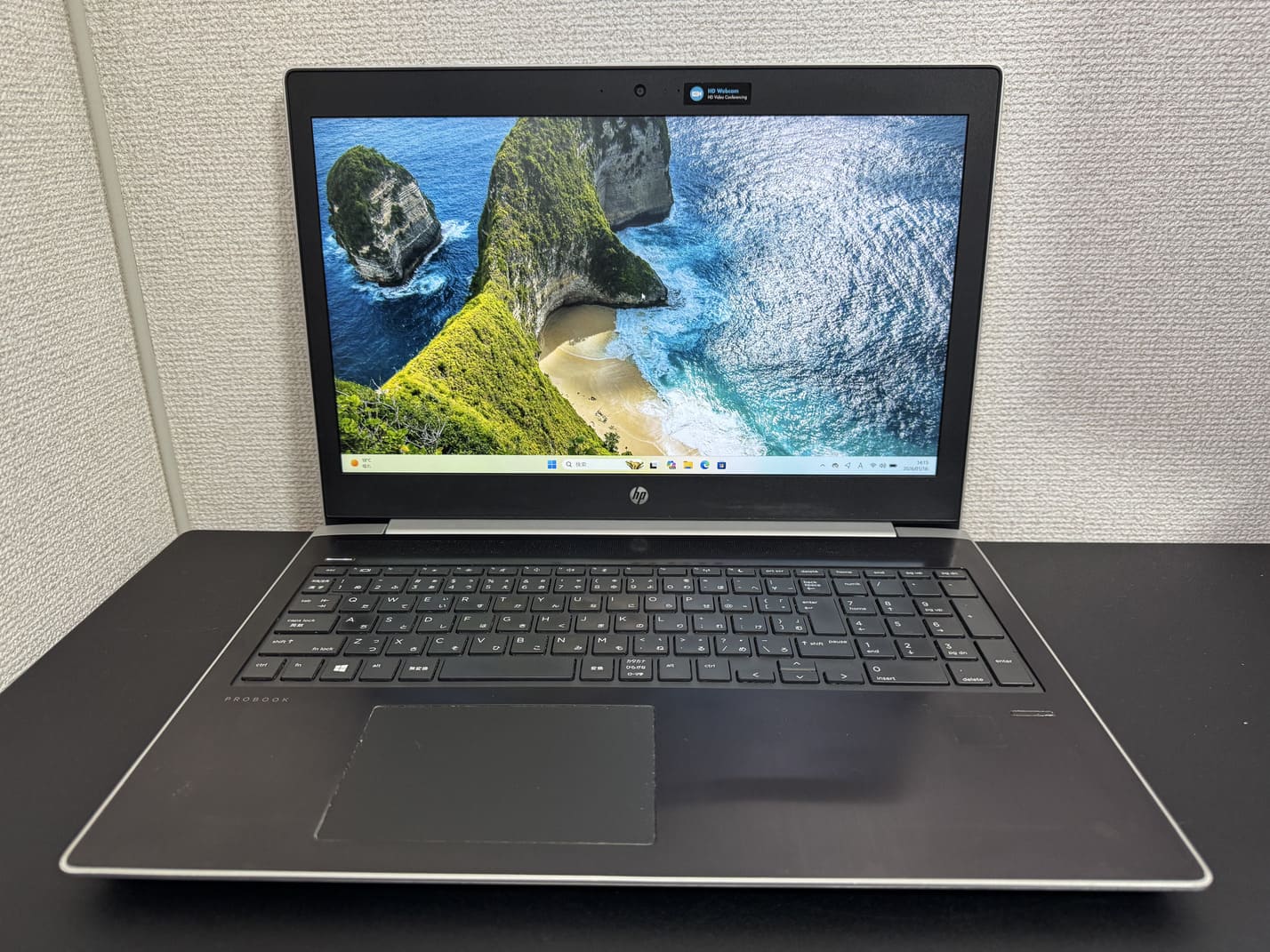 中古 HP ProBook 450 G5 を正面から見た15.6型ディスプレイとテンキー付き日本語キーボード全体