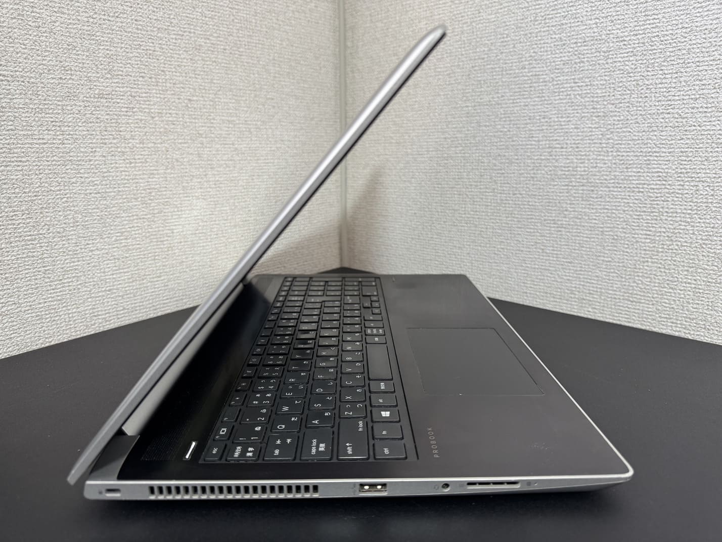 中古 HP ProBook 450 G5 の左側面 排気口とUSB Type-A ヘッドフォンマイクジャック SDカードスロット セキュリティロックスロット