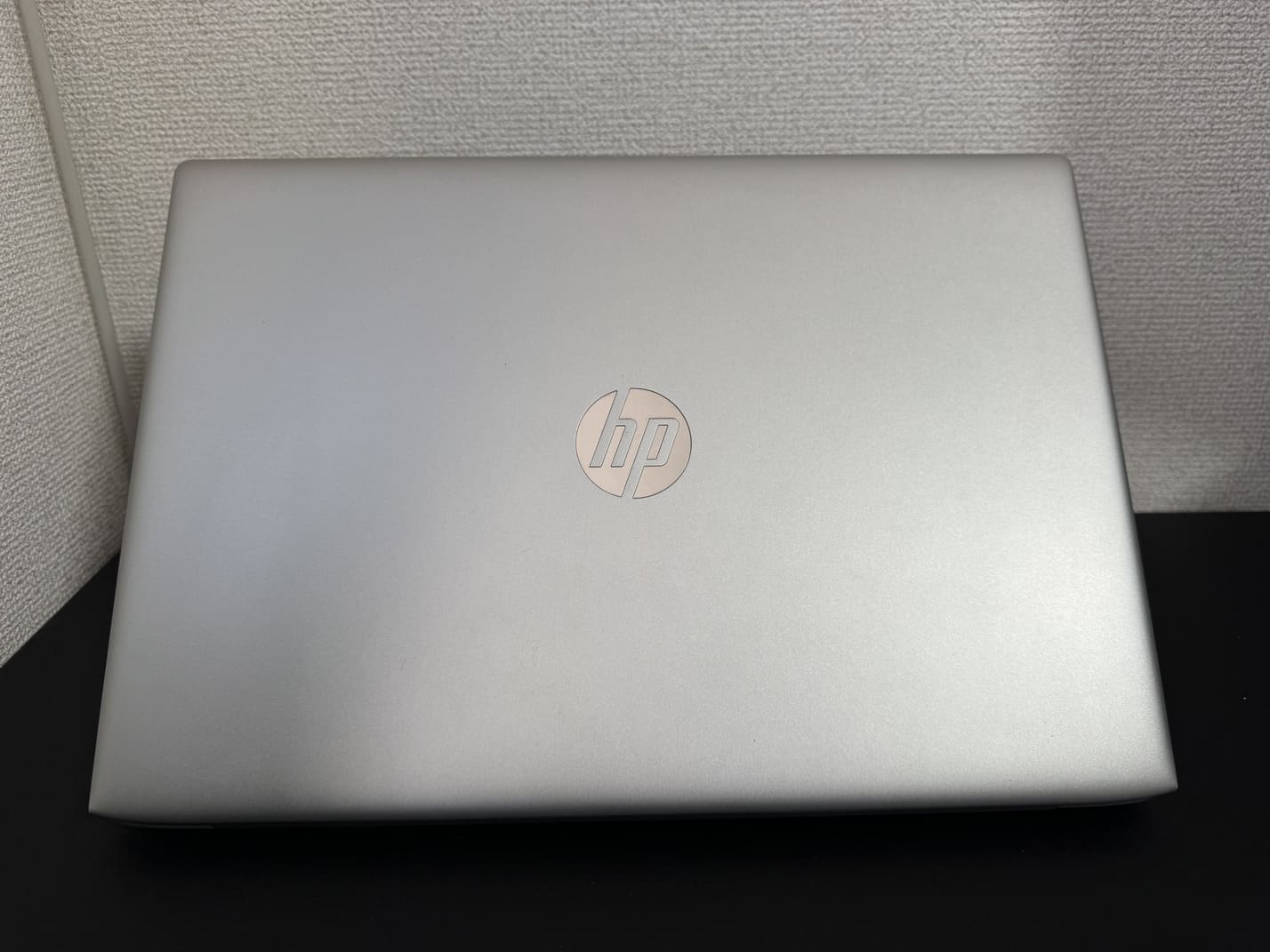 中古 HP ProBook 450 G5 のHPロゴ入りシルバー天板