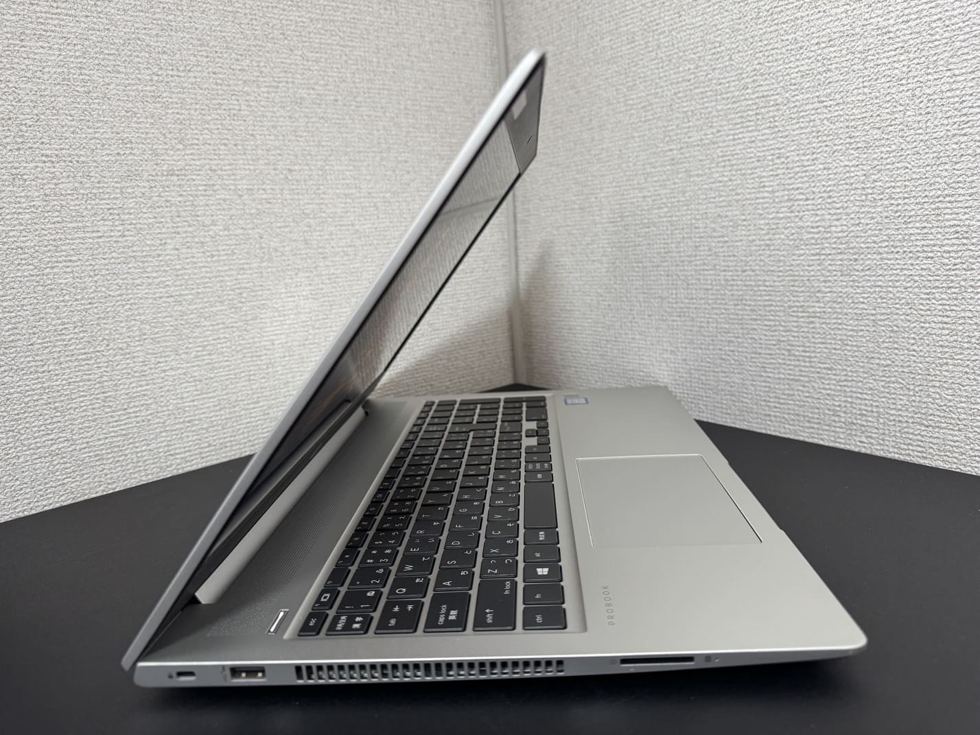 中古美品 HP ProBook 450 G6 の左側面 セキュリティロックスロットとUSB Type-A×1 排気口 SDカードリーダー