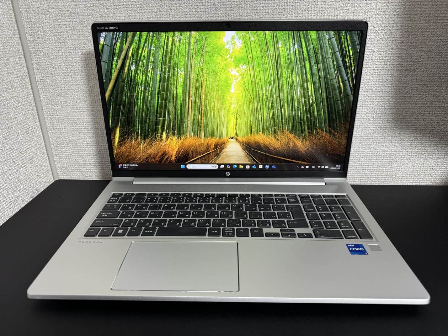 中古美品 HP ProBook 450 G8 を正面から見た15.6インチ液晶とテンキー付き日本語キーボード全体