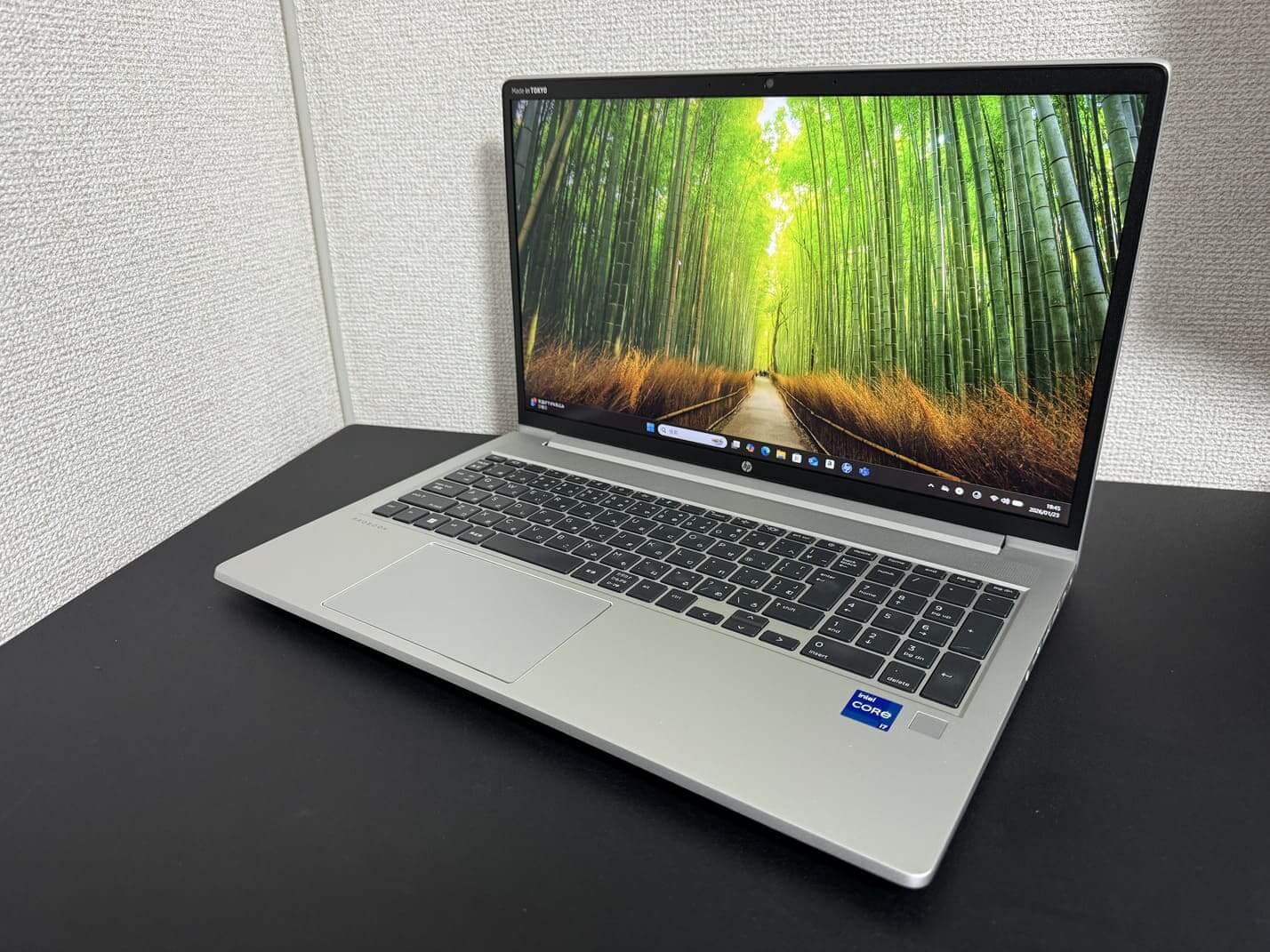 中古美品 HP ProBook 450 G8（第11世代Core i7／32GB／512GB SSD）シルバー本体を左斜め前から見た外観