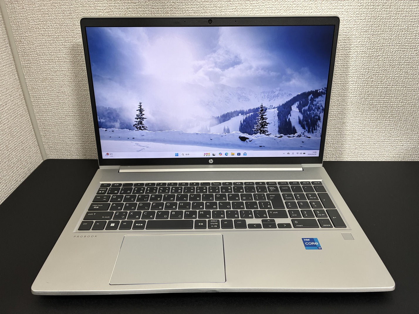 HP ProBook 450 G9 を正面から見たディスプレイと日本語キーボード全体