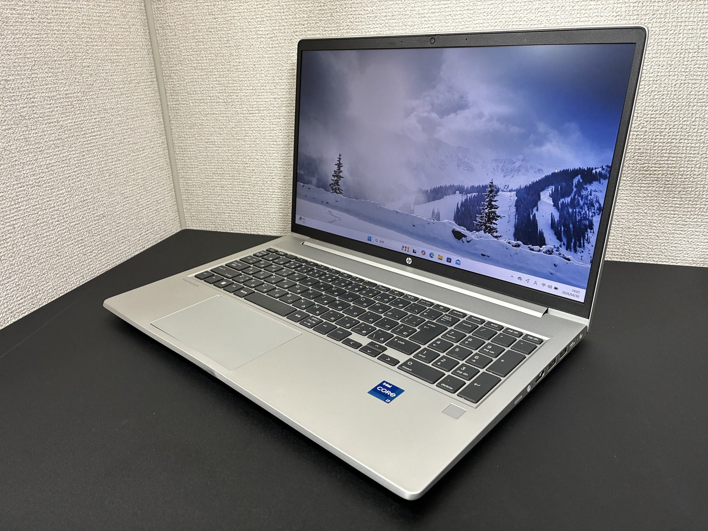 HP ProBook 450 G9（Core i7／32GB／512GB SSD）本体を左斜め前から見た外観