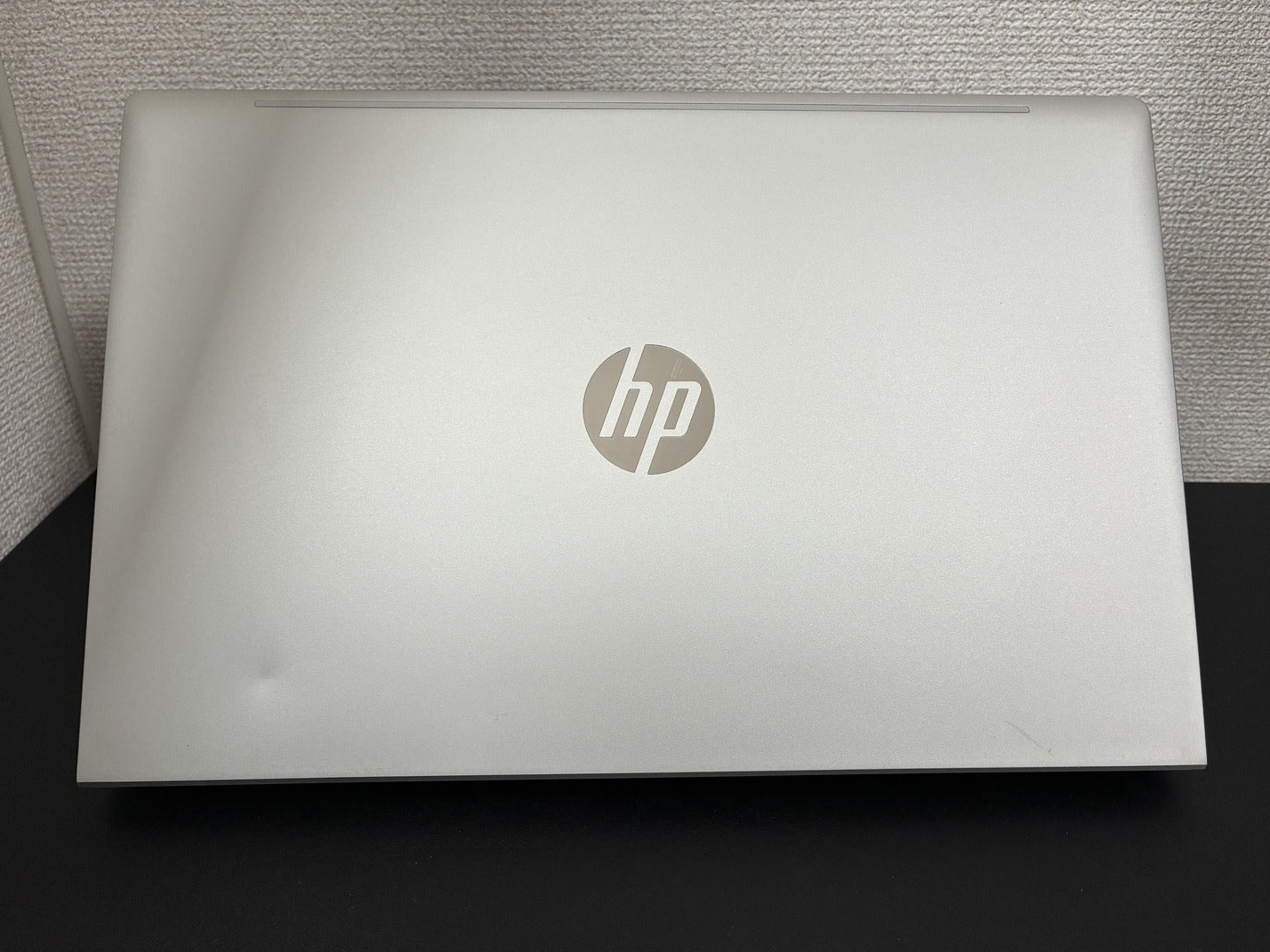 HP ProBook 450 G9 天板のHPロゴ（閉じた状態のシルバー筐体）
