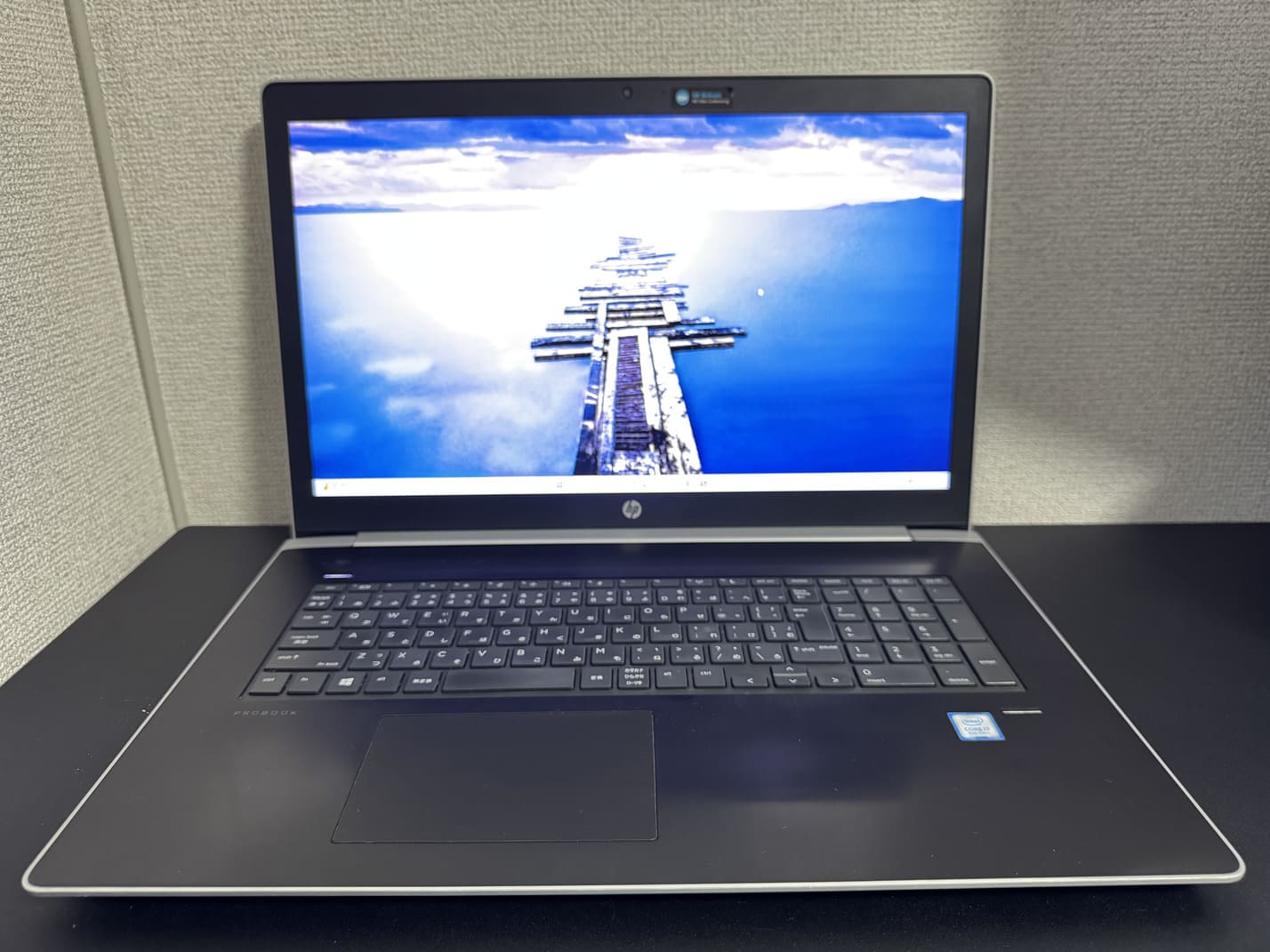中古美品 HP ProBook 470 G5 を正面から見た17.3型フルHD液晶とテンキー付き日本語キーボード全体
