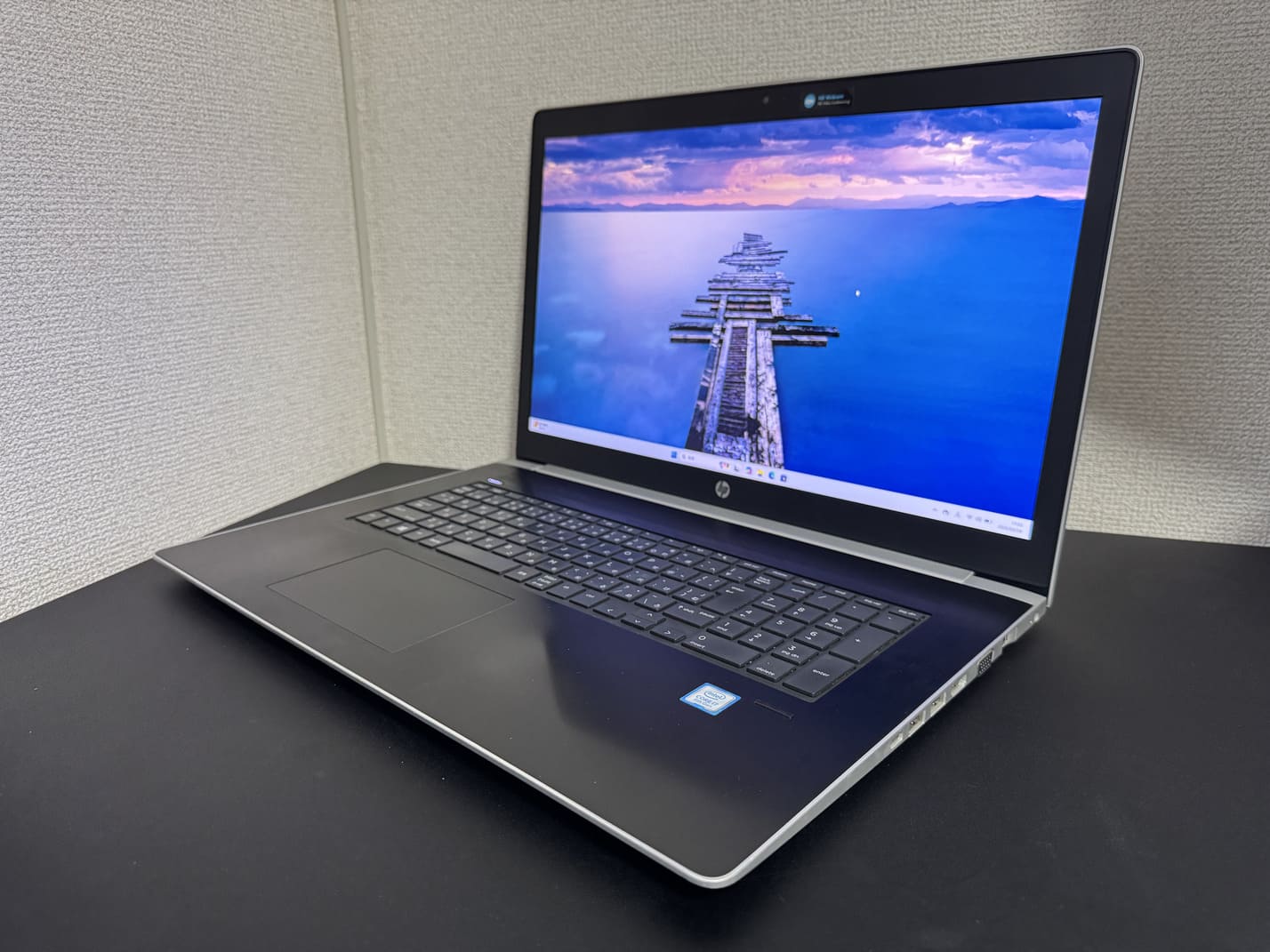 中古美品 HP ProBook 470 G5（第8世代Core i7／32GB／256GB SSD＋1TB HDD）シルバー本体を左斜め前から見た外観