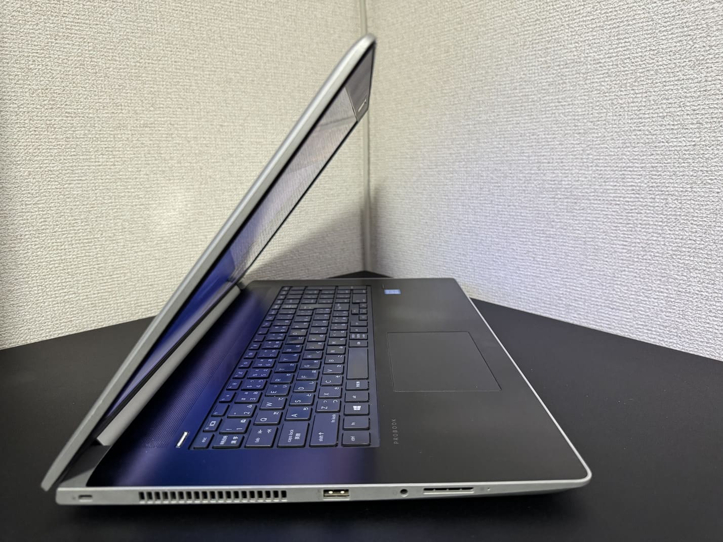 HP ProBook 470 G5 左側面のインターフェース（セキュリティロックスロット・USB Type-A・ヘッドホンマイクジャック・SDカードリーダー）
