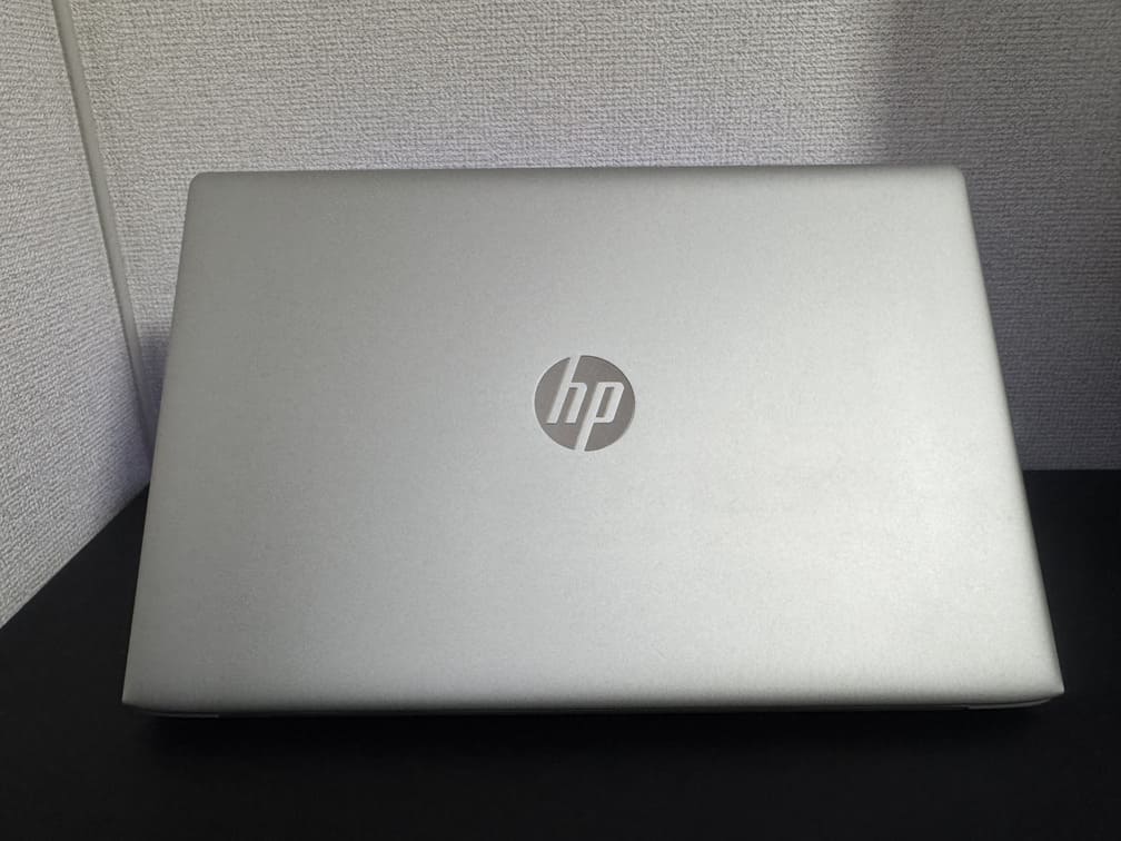 HP ProBook 470 G5 天板のHPロゴ（閉じた状態のシルバー筐体）