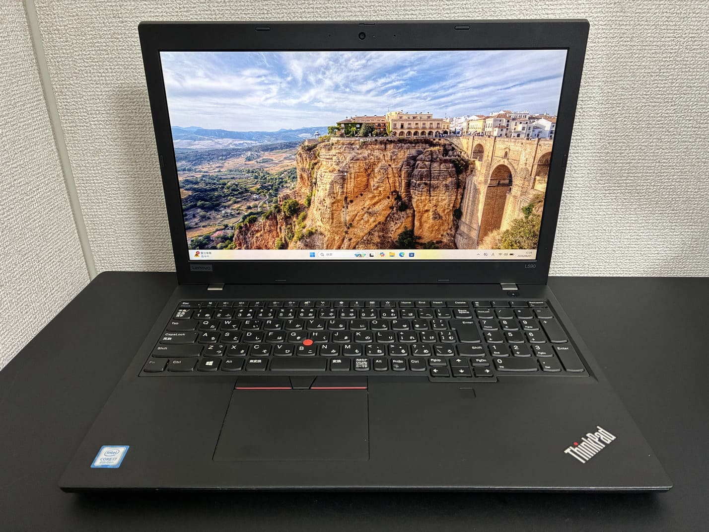 Lenovo ThinkPad L590 を正面から見たディスプレイと日本語キーボード全体