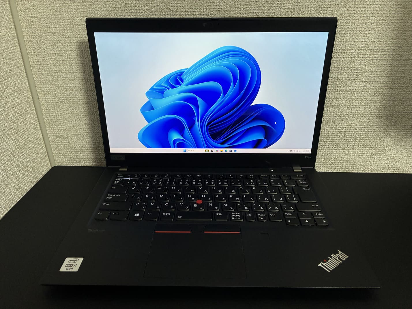 Lenovo ThinkPad T14s Gen 1 を正面から見たディスプレイと日本語キーボード全体