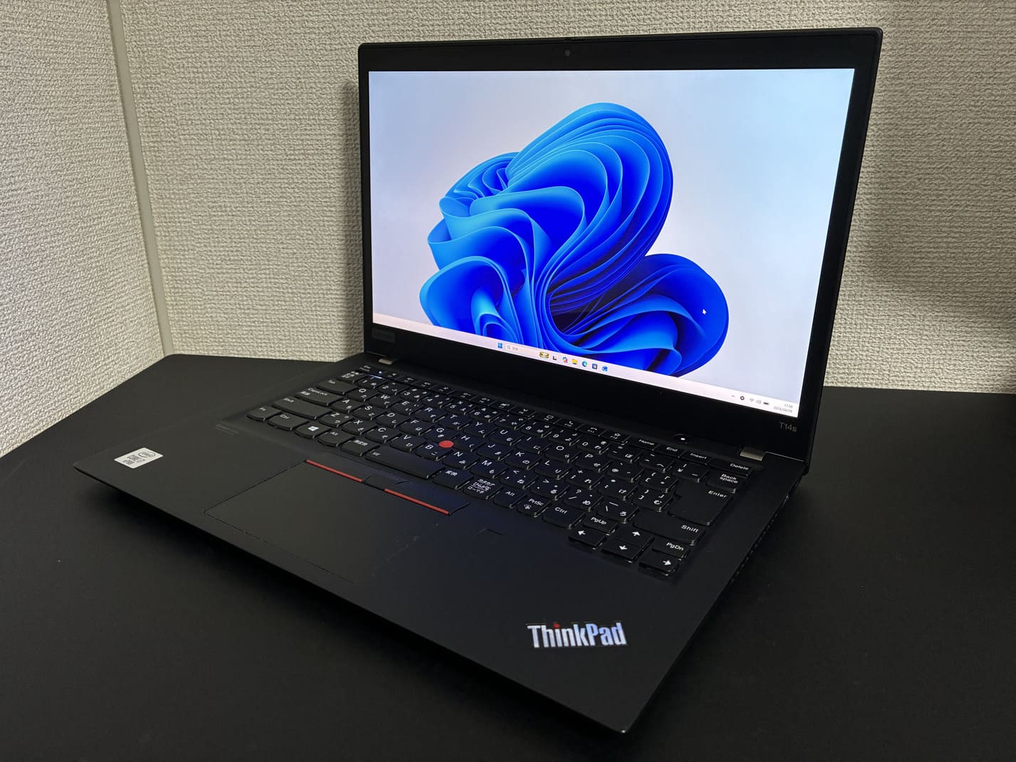 中古 Lenovo ThinkPad T14s Gen 1 を左斜め前から見た外観