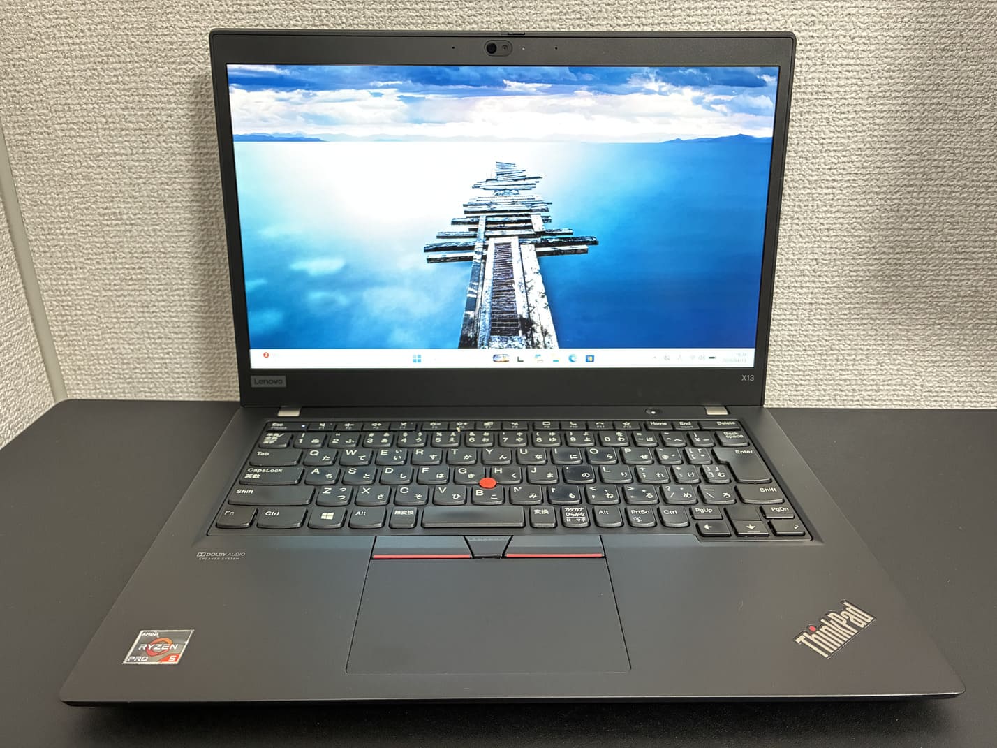中古 Lenovo ThinkPad X13 Gen 1 を正面から見たディスプレイと日本語キーボード全体