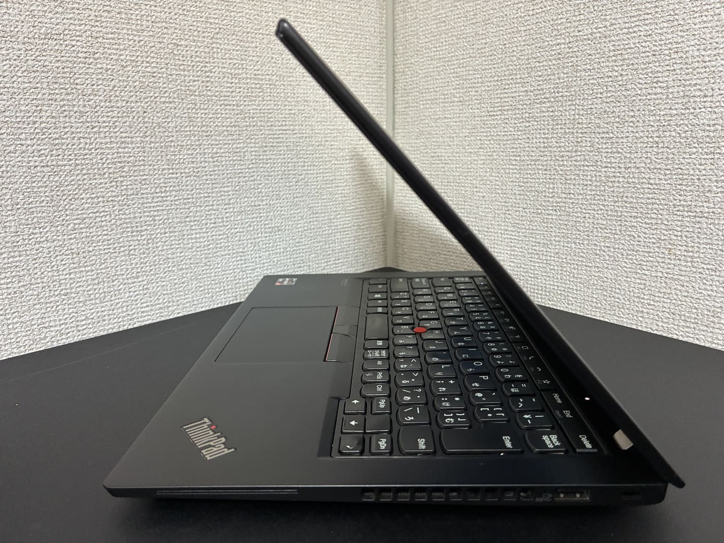 中古 Lenovo ThinkPad X13 Gen 1 右側面のインターフェース（USB Type-A・セキュリティロックスロット・排気口）