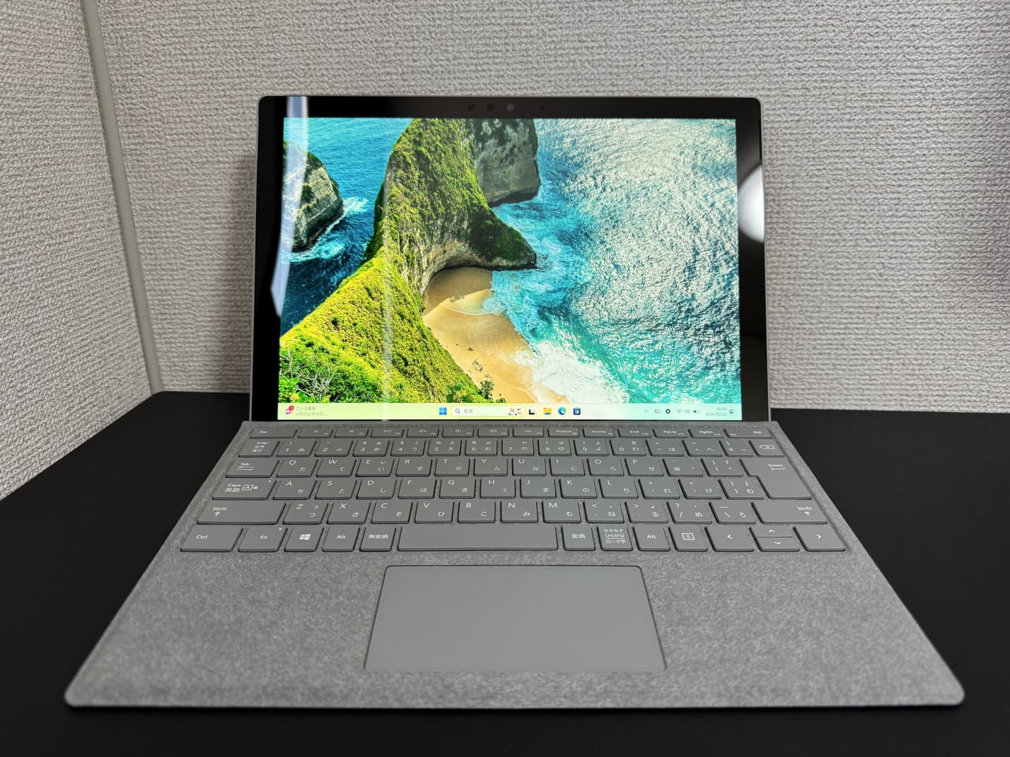 Microsoft Surface Pro 6 を正面から見たディスプレイと日本語キーボード全体