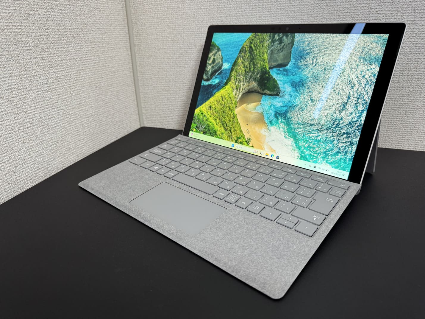 中古美品 Microsoft Surface Pro 6 を左斜め前から見た外観