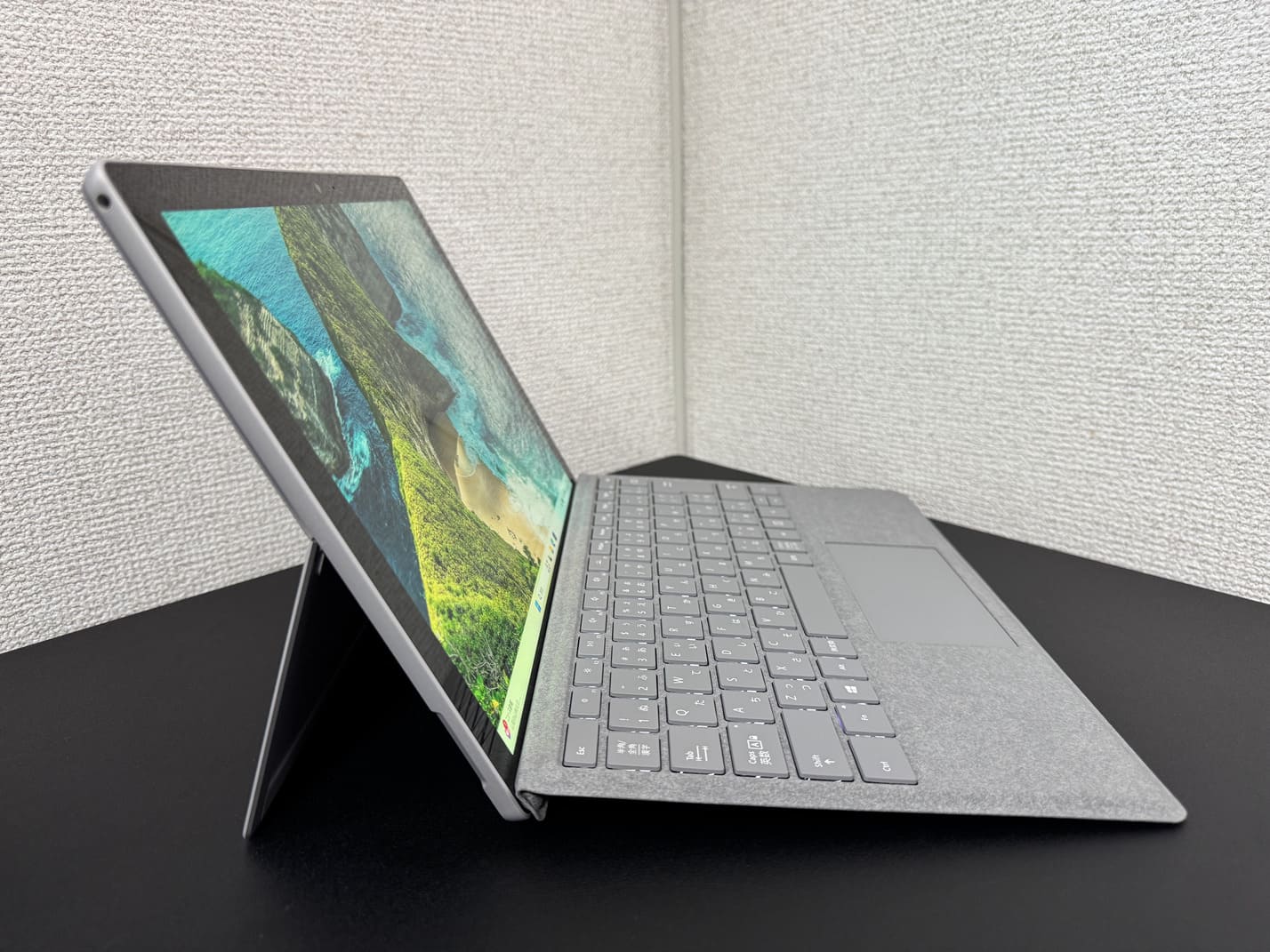 中古美品 Microsoft Surface Pro 6 を左側面から見た薄さがわかる外観