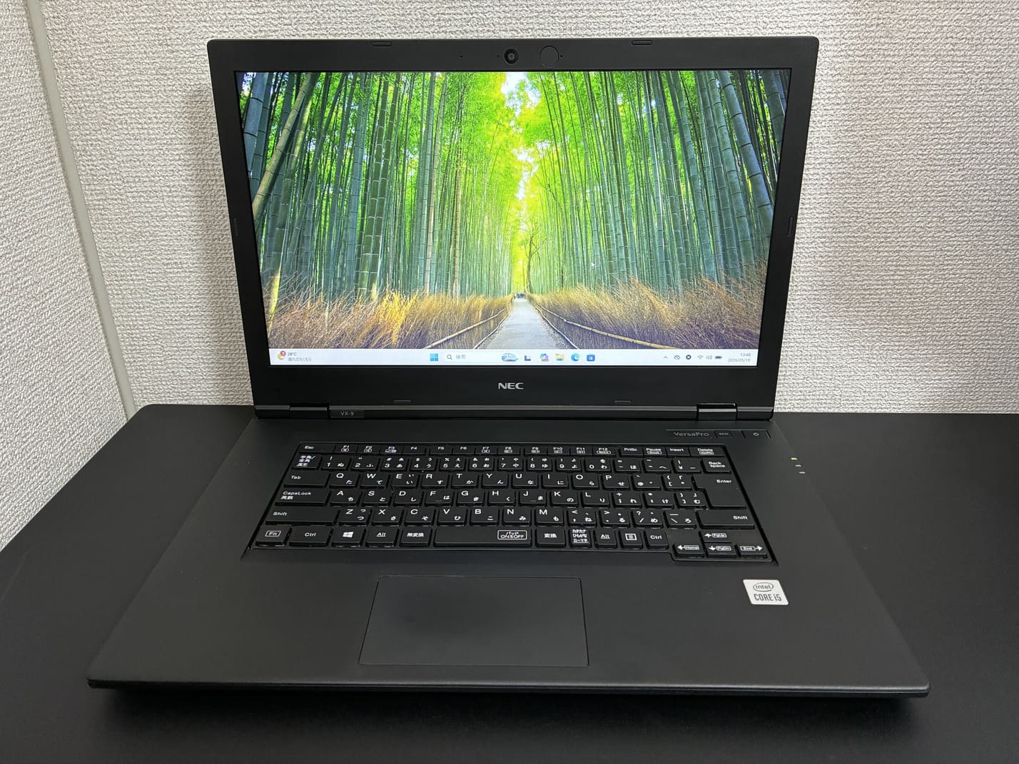 NEC VersaPro VKT16/X-9 を正面から見たディスプレイと日本語キーボード全体