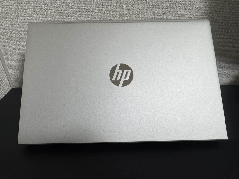 HP ProBook 450 G8 天板のHPロゴ（閉じた状態のシルバー筐体）