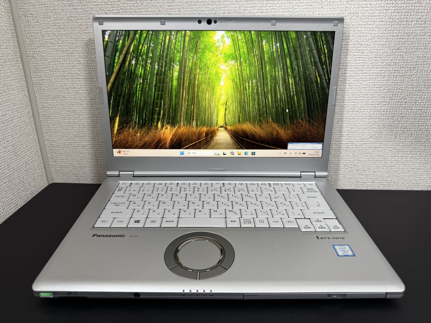 中古 Panasonic Let's note CF-LV8 を正面から見た14型フルHDディスプレイとホイールパッド付き日本語キーボード全体