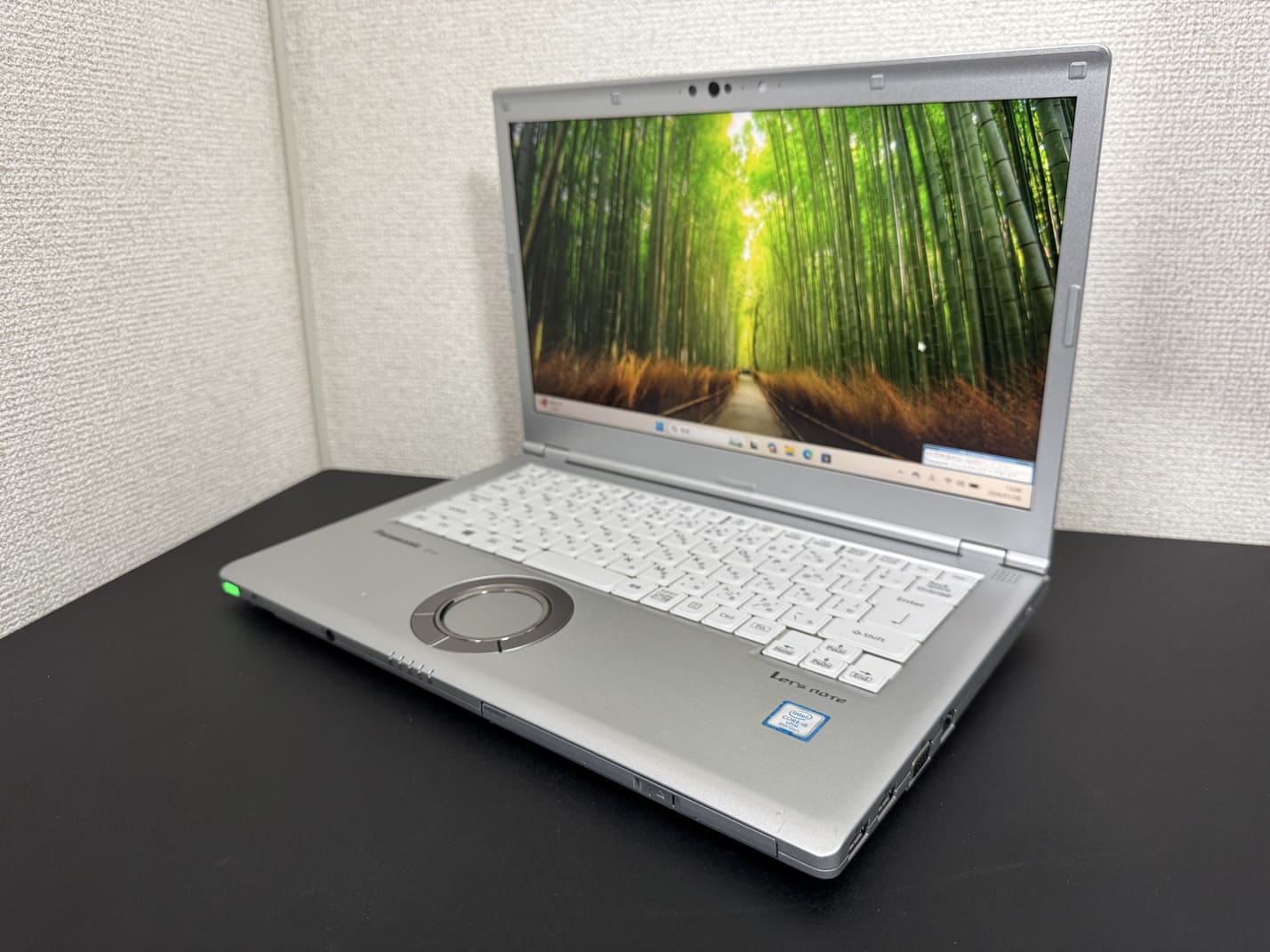 中古 Panasonic Let's note CF-LV8（第8世代Core i5）シルバー本体を左斜め前から見た外観