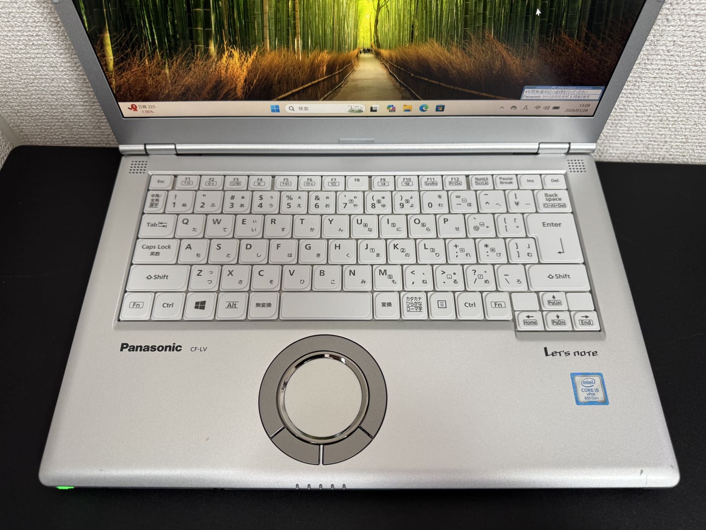 中古 Panasonic Let's note CF-LV8 の白色日本語キーボードと円形ホイールパッドのアップ