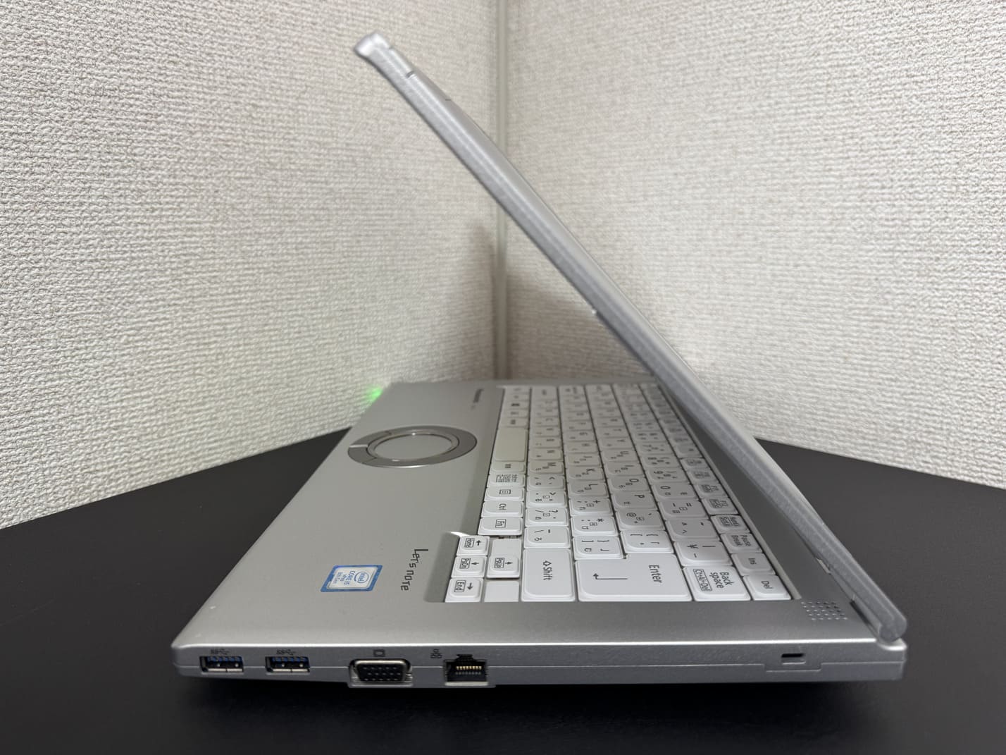 中古 Panasonic Let's note CF-LV8 の右側面 USB Type-A×2とVGA 有線LAN