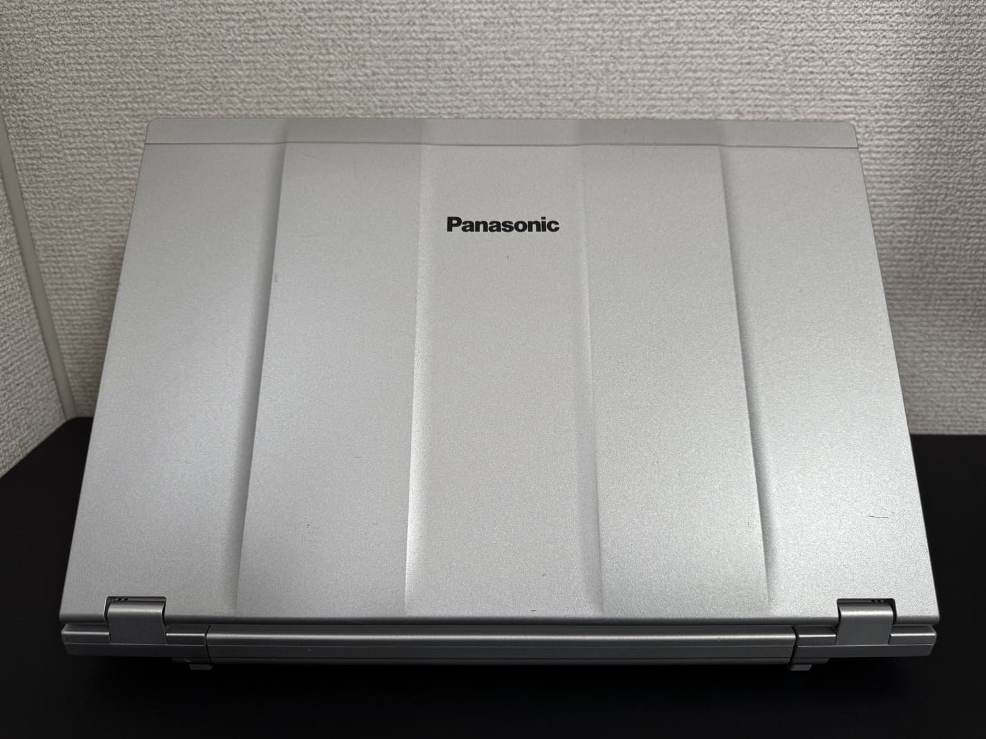 中古 Panasonic Let's note CF-LV8 のPanasonicロゴ入り凹凸ボンネット構造のシルバー天板