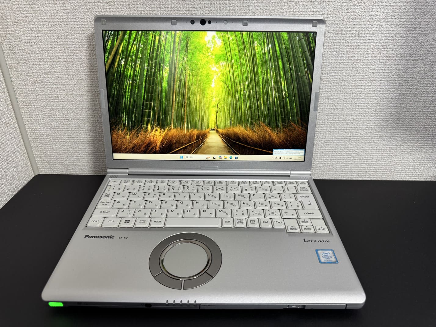 中古 Panasonic Let's note CF-SV7 を正面から見た12.1型WUXGAディスプレイとホイールパッド付き日本語キーボード全体