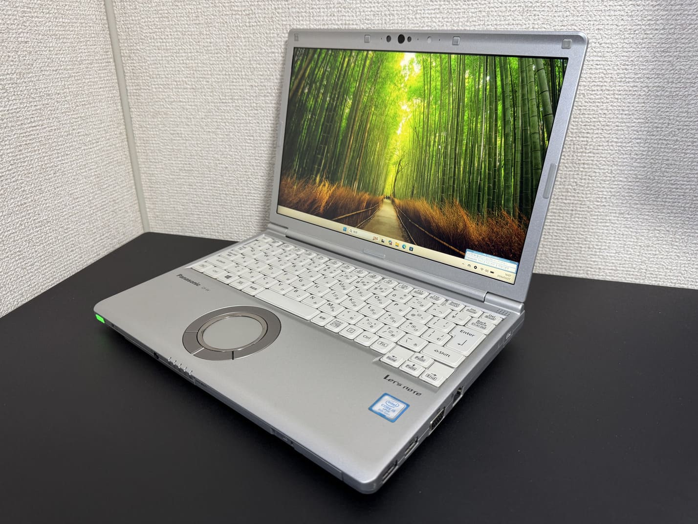 中古 Panasonic Let's note CF-SV7（第8世代Core i5）シルバー本体を左斜め前から見た外観