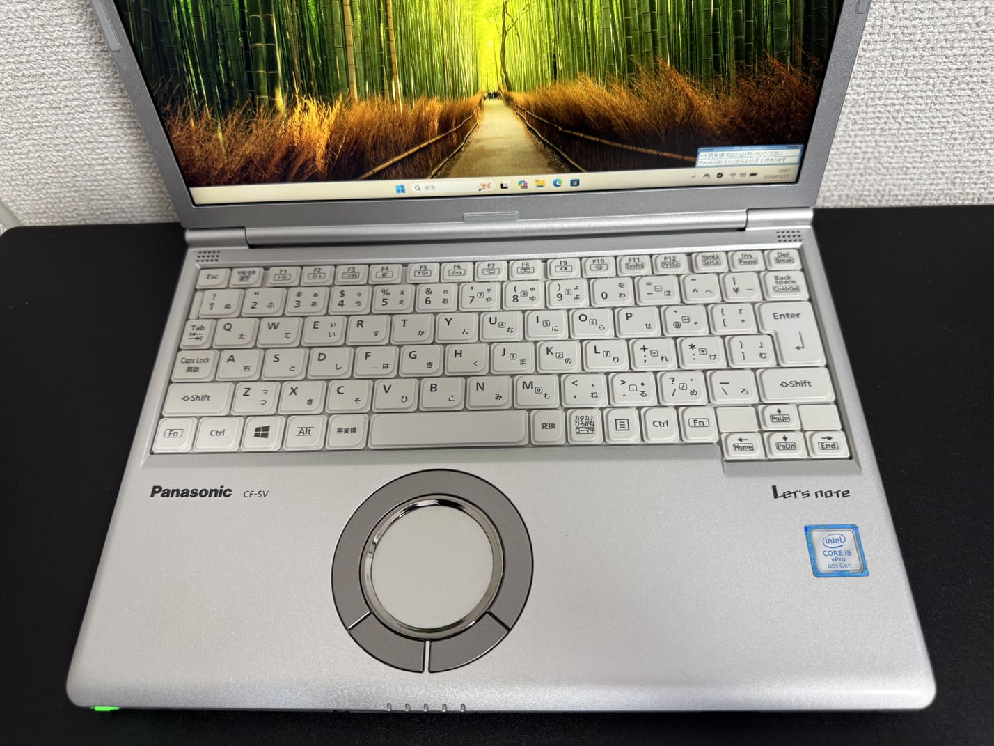 中古 Panasonic Let's note CF-SV7 の白色日本語キーボードと円形ホイールパッドのアップ