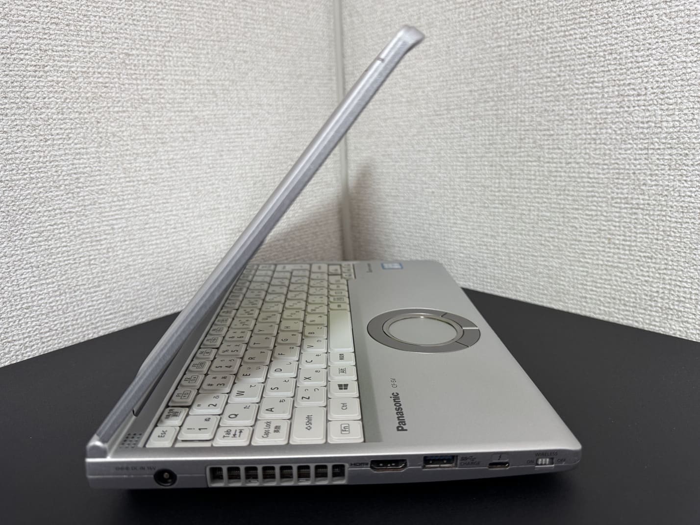 中古 Panasonic Let's note CF-SV7 の左側面 電源端子とHDMI USB Type-A USB Type-C 無線切替スイッチ