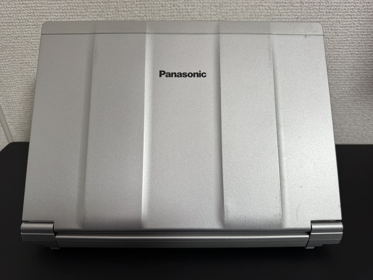 中古 Panasonic Let's note CF-SV7 のPanasonicロゴ入り凹凸ボンネット構造のシルバー天板