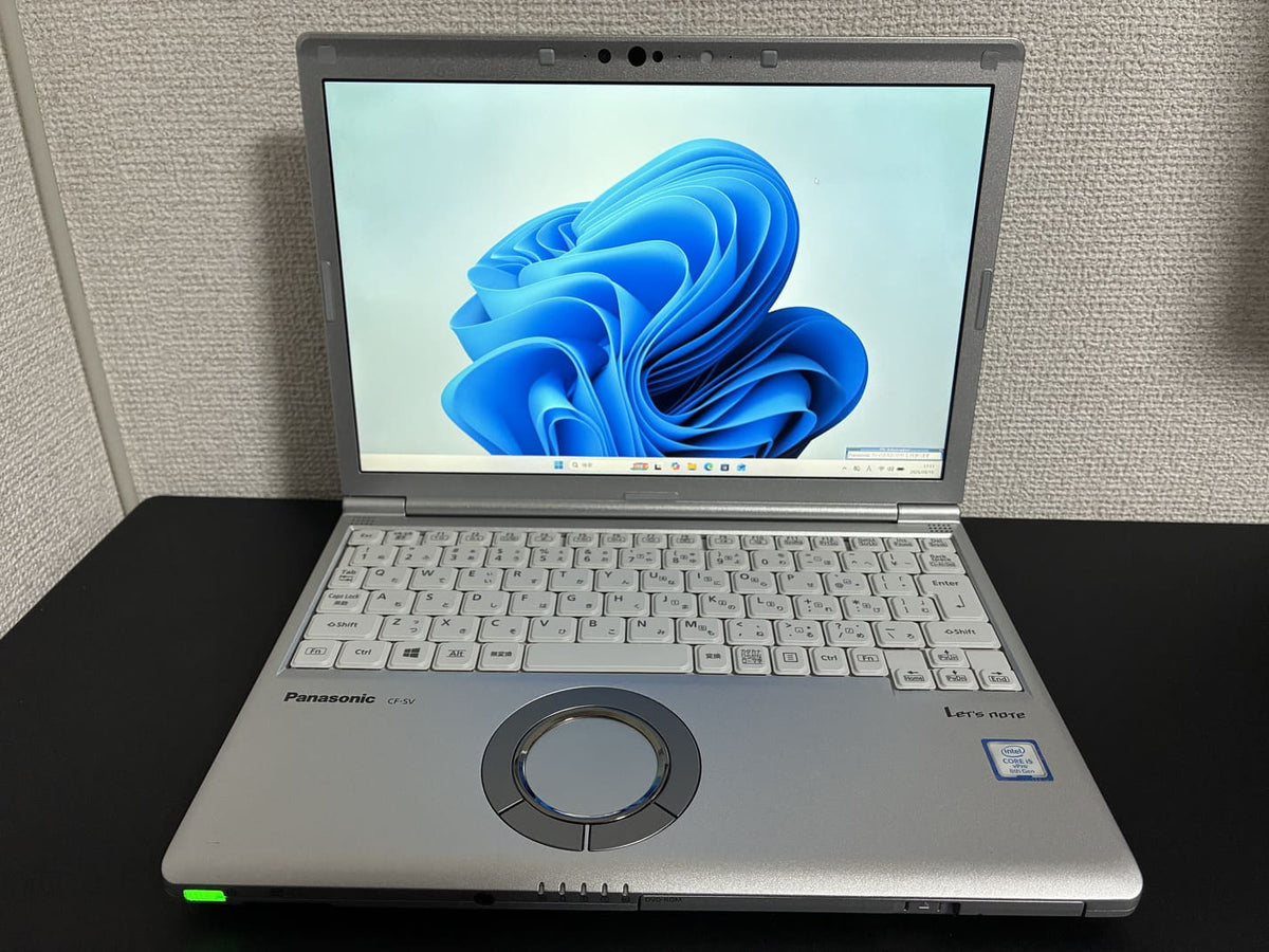 Panasonic Let's note CF-SV8 を正面から見たディスプレイと日本語キーボード全体