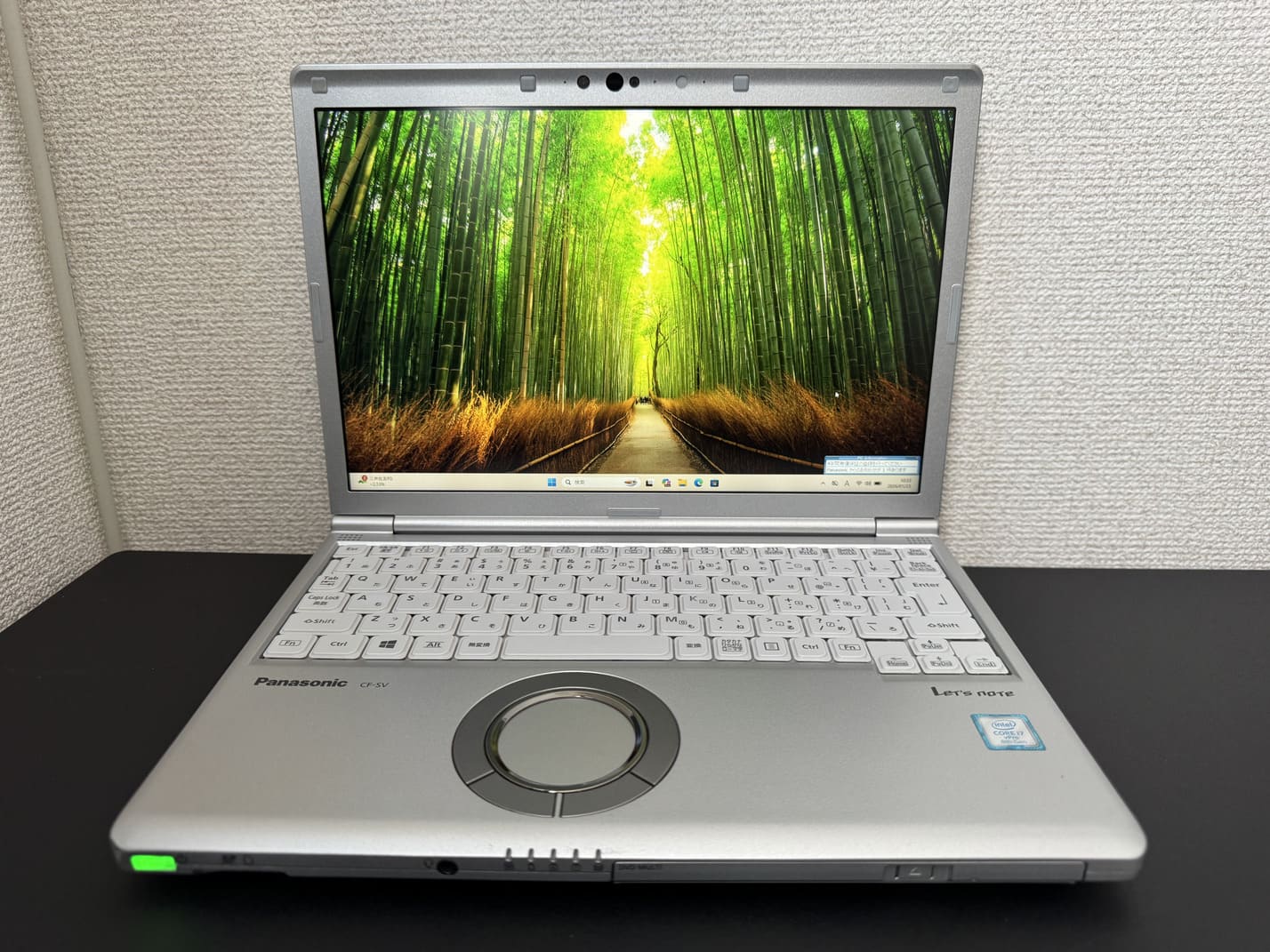 中古 Panasonic Let's note CF-SV8 を正面から見た12.1型WUXGAディスプレイとホイールパッド付き日本語キーボード全体