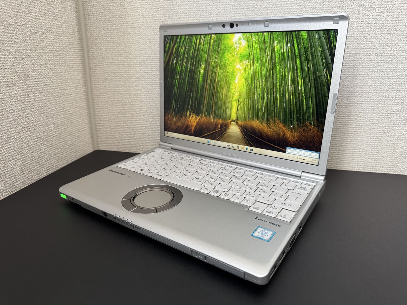 中古 Panasonic Let's note CF-SV8（第8世代Core i7）シルバー本体を左斜め前から見た外観