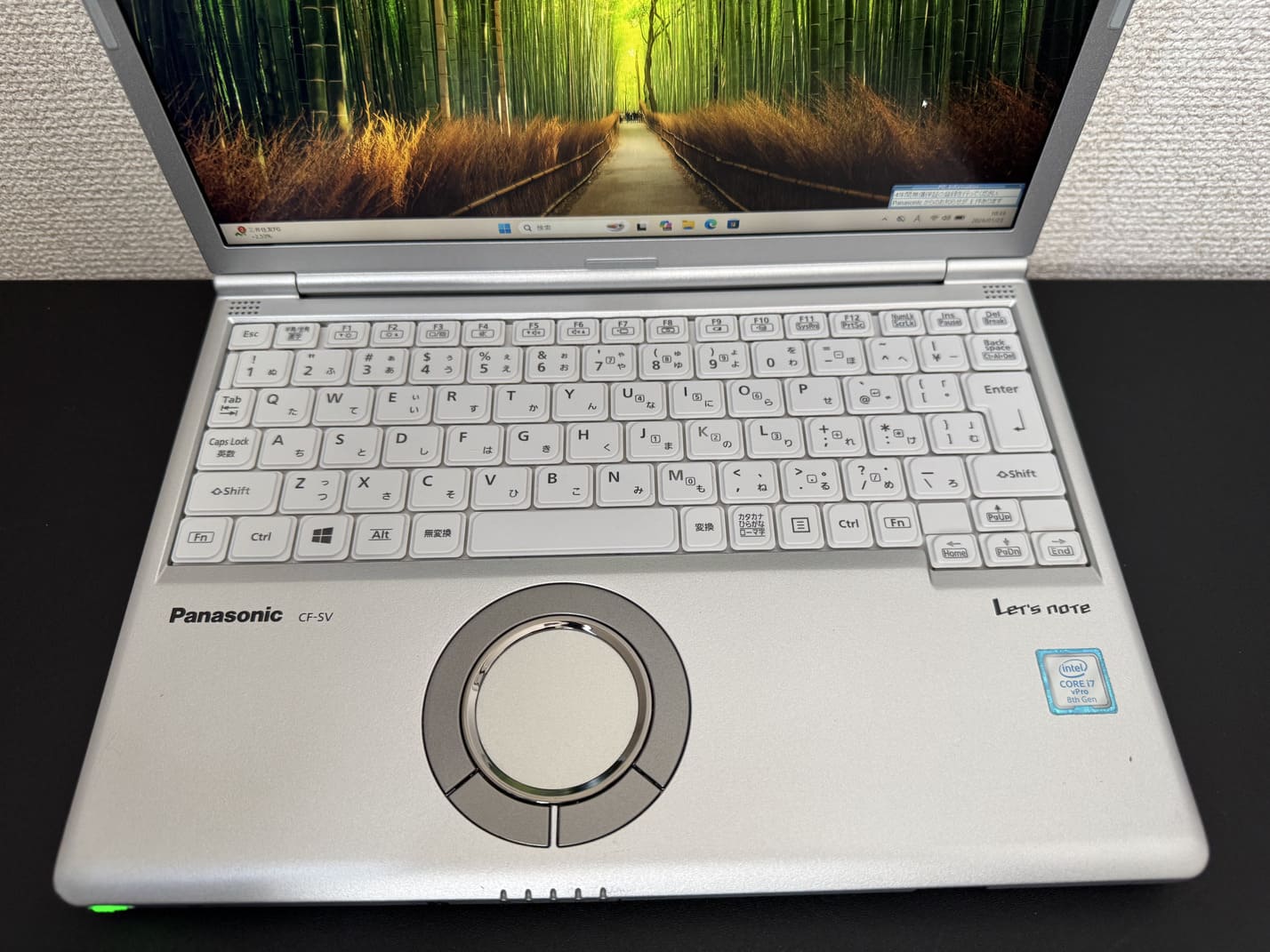 中古 Panasonic Let's note CF-SV8 の白色日本語キーボードと円形ホイールパッドのアップ