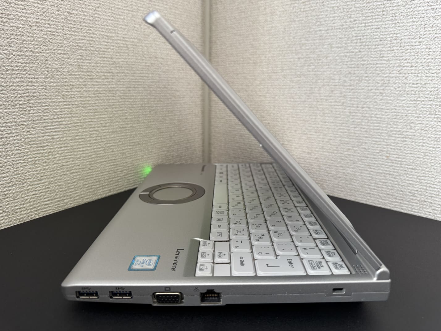 中古 Panasonic Let's note CF-SV8 の右側面 USB Type-A×2とVGA 有線LAN セキュリティロックスロット