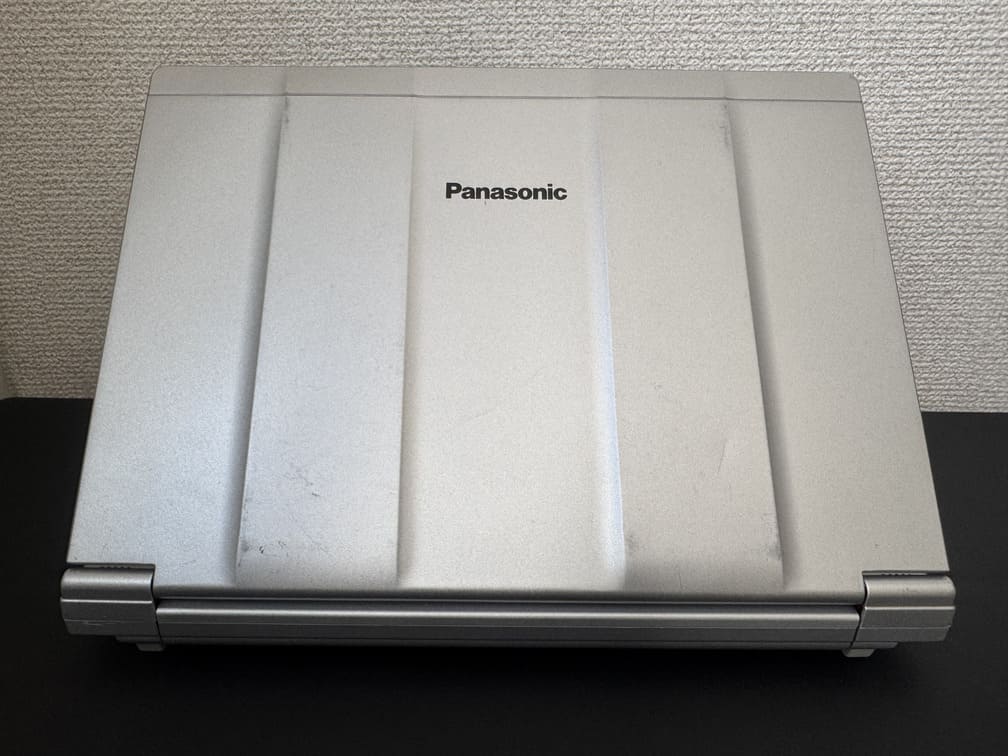 中古 Panasonic Let's note CF-SV8 のPanasonicロゴ入り凹凸ボンネット構造のシルバー天板（指紋・擦れあり）