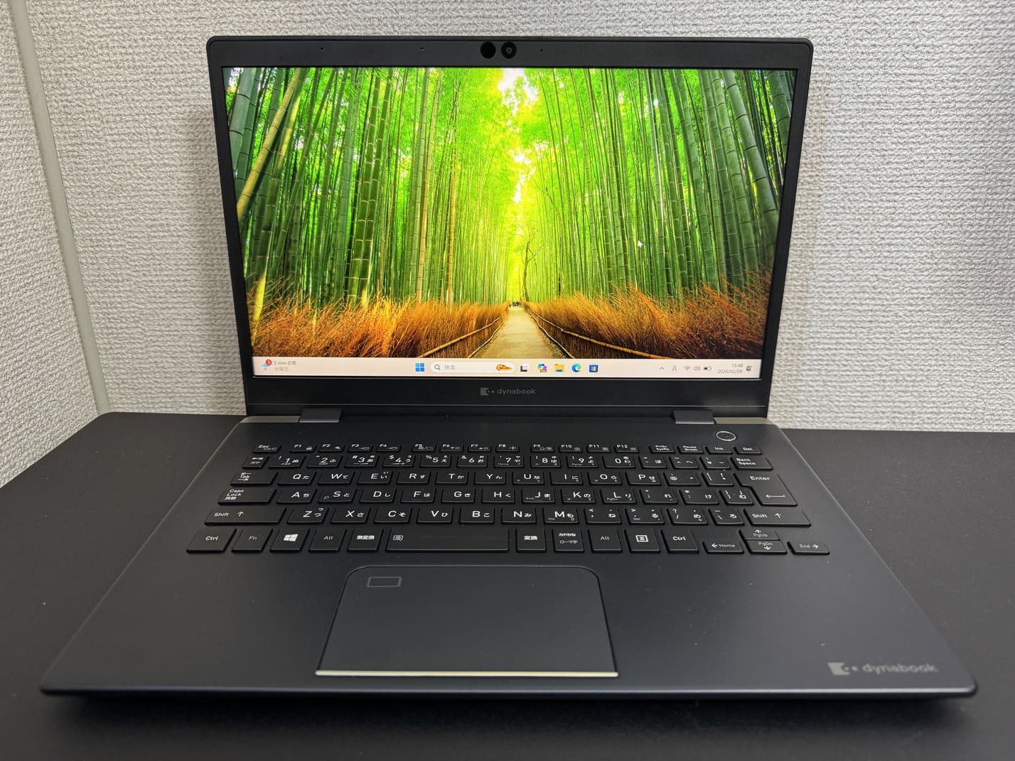 中古美品 TOSHIBA dynabook G83/FR を正面から見た13.3型フルHDディスプレイと日本語キーボード全体