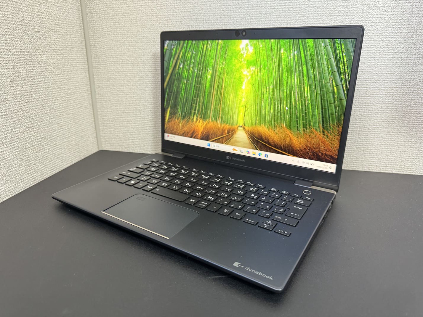 中古美品 TOSHIBA dynabook G83/FR（第10世代Core i7）ブラック本体を左斜め前から見た外観