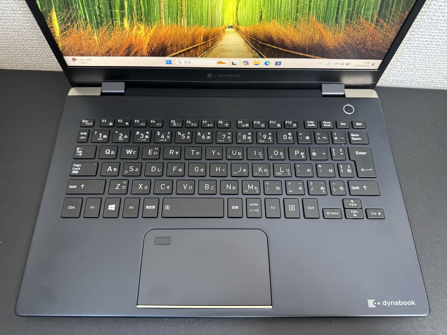 中古美品 TOSHIBA dynabook G83/FR の日本語キーボードと指紋センサー付きタッチパッドのアップ