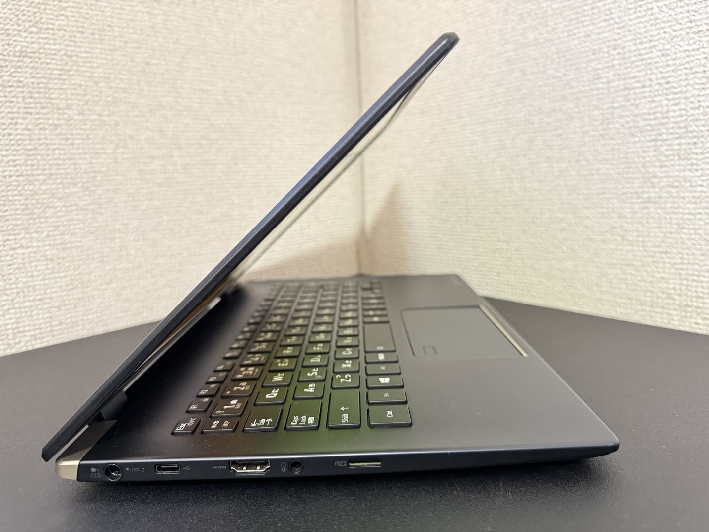 中古美品 TOSHIBA dynabook G83/FR の左側面 電源端子とUSB Type-C HDMI ヘッドフォンマイクジャック microSDカードスロット
