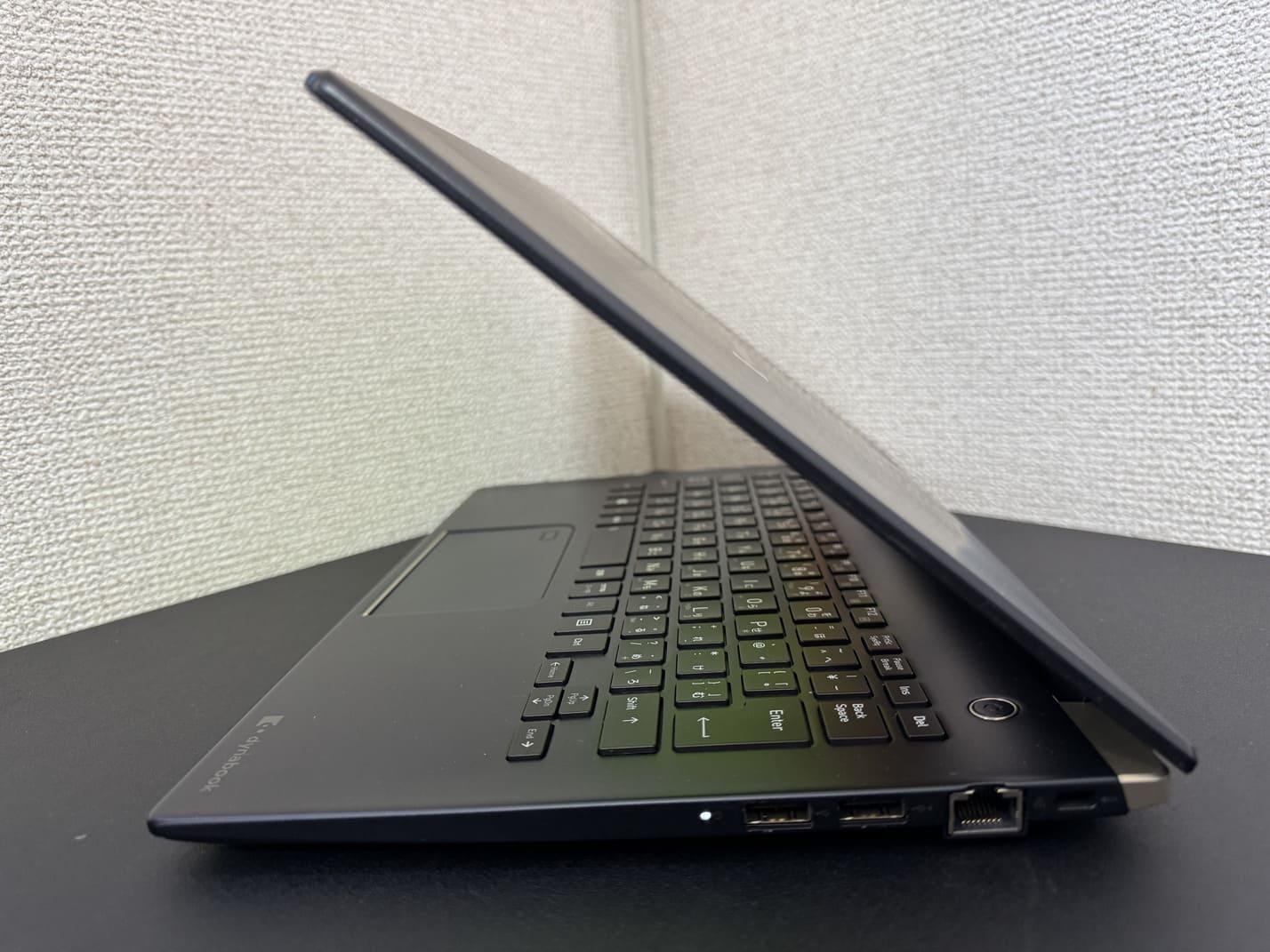 中古美品 TOSHIBA dynabook G83/FR の右側面 USB Type-A×2と有線LAN セキュリティロックスロット