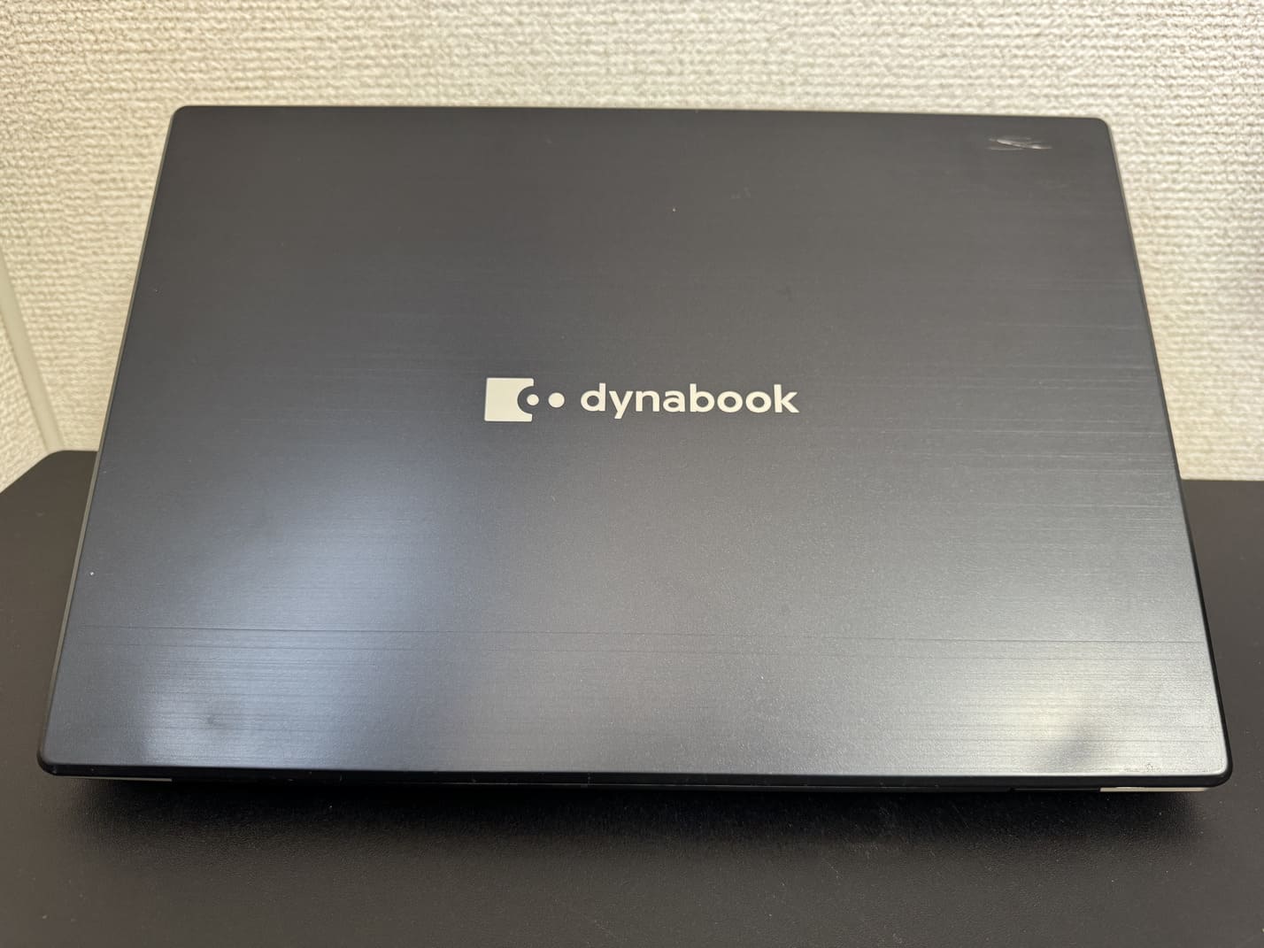 中古美品 TOSHIBA dynabook G83/FR のdynabookロゴ入りブラック天板