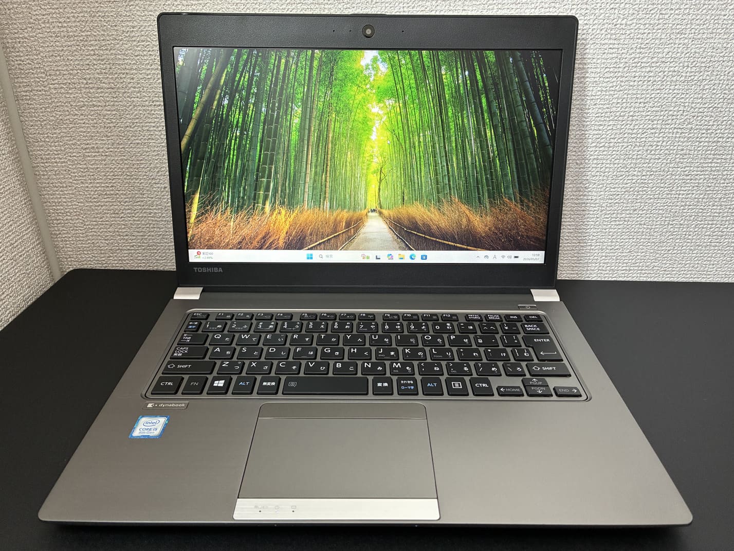TOSHIBA dynabook R63/J を正面から見たディスプレイと日本語キーボード全体