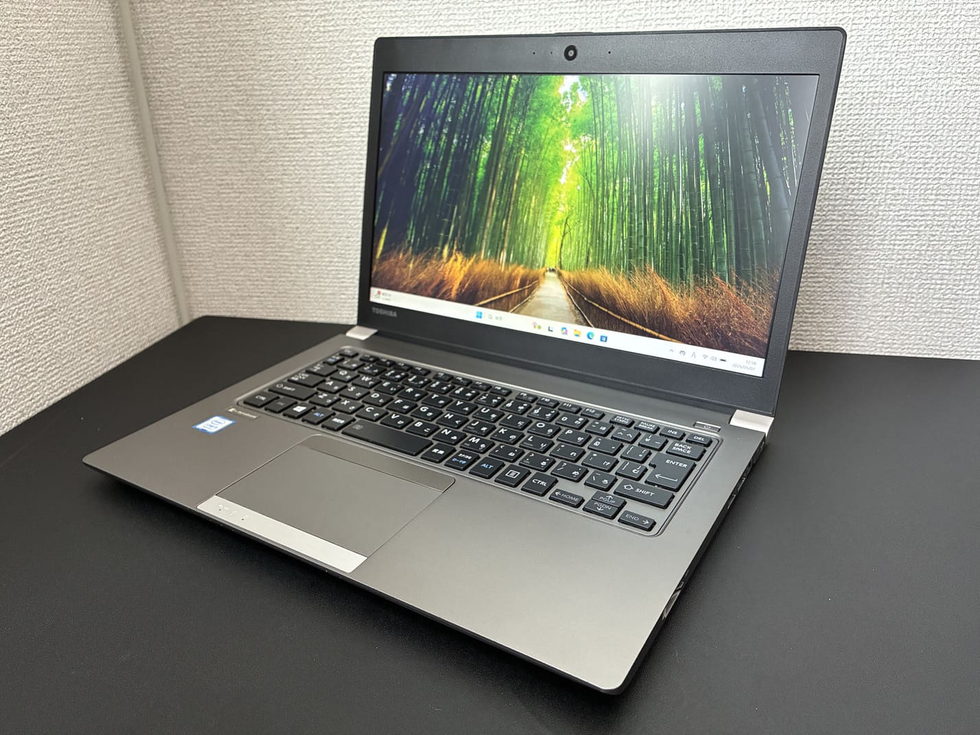 中古 TOSHIBA dynabook R63/J を左斜め前から見た外観