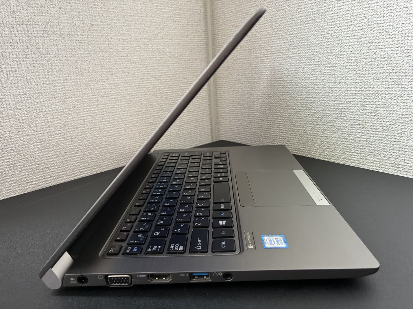 中古 TOSHIBA dynabook R63/J 左側面の接続端子