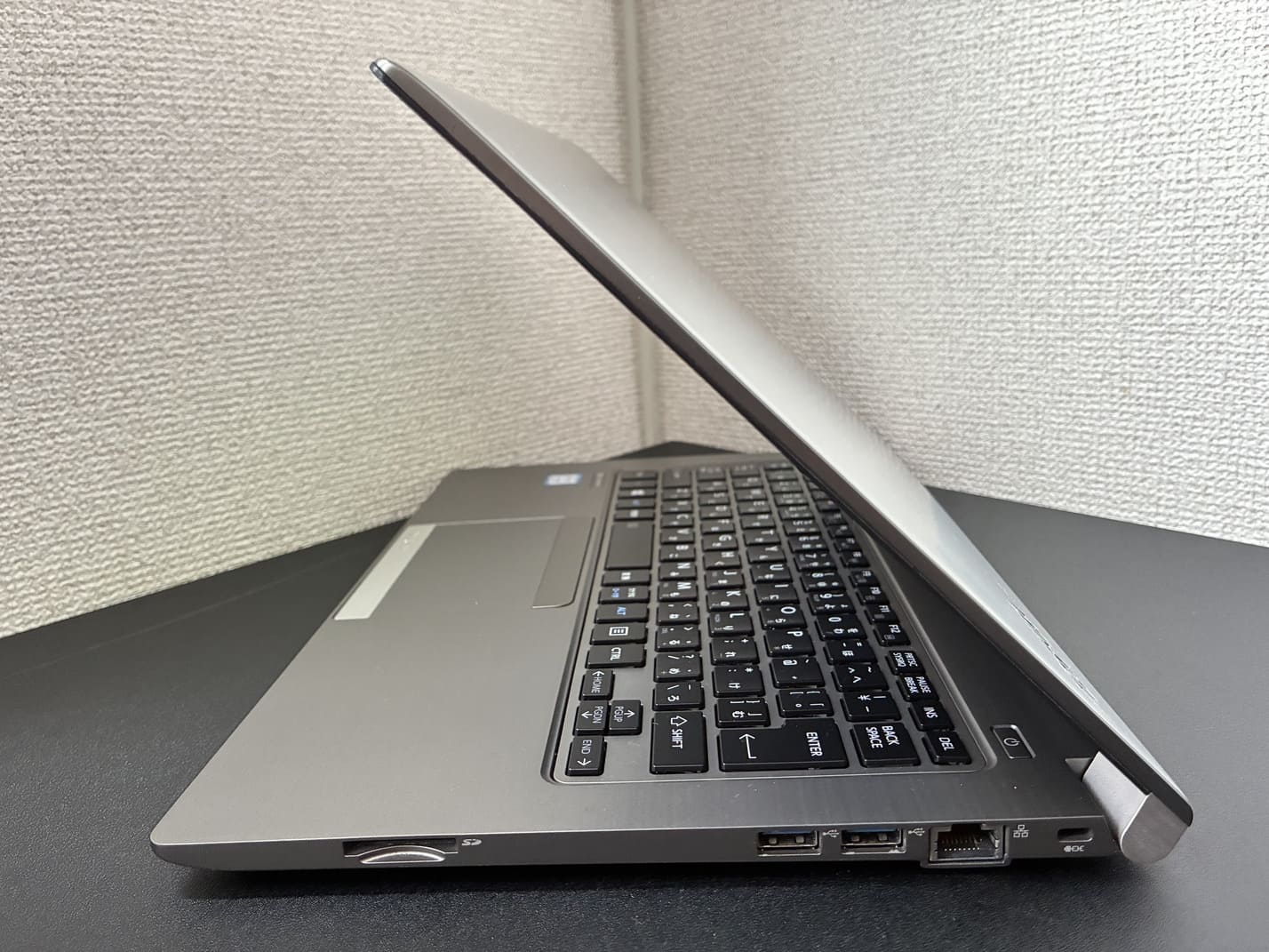 中古 TOSHIBA dynabook R63/J 右側面の接続端子