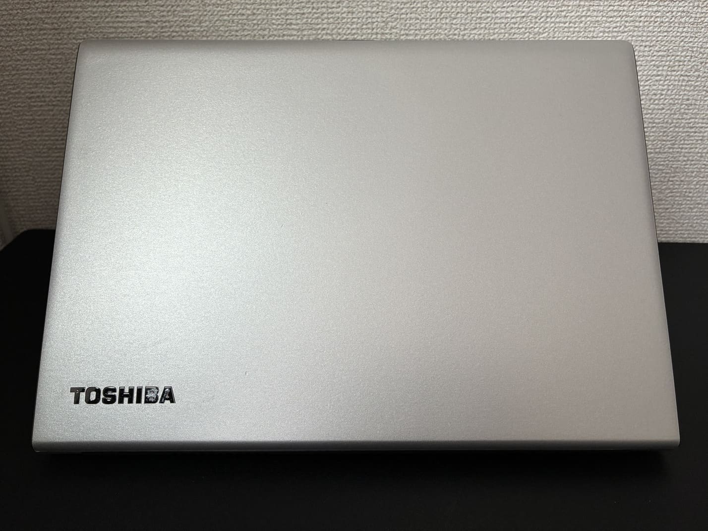 TOSHIBA dynabook R63/J 天板のTOSHIBAロゴ